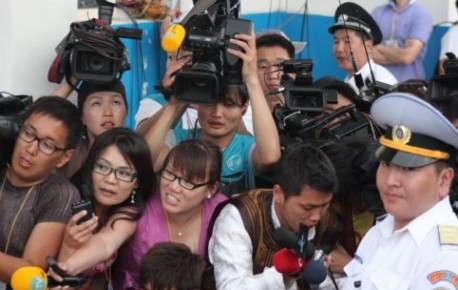 Сэтгүүлч мэргэжлээ өмөөрөхүй